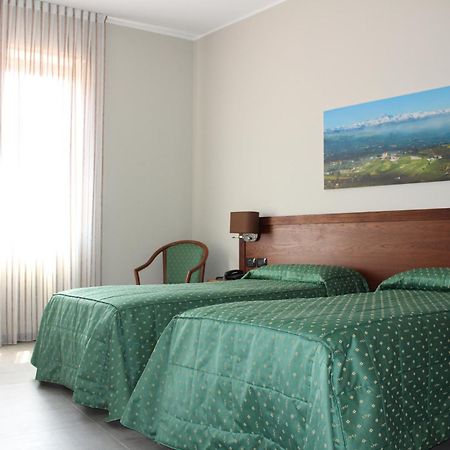 Hotel Il Grappolo D'Oro Monforte dʼAlba Esterno foto