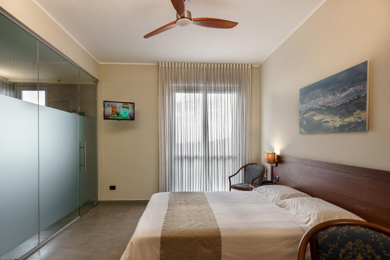Hotel Il Grappolo D'Oro Monforte dʼAlba Esterno foto