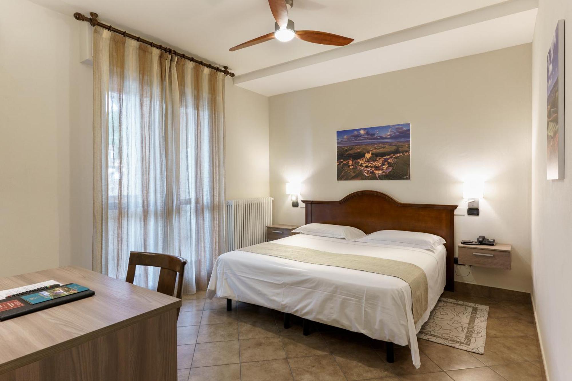 Hotel Il Grappolo D'Oro Monforte dʼAlba Esterno foto