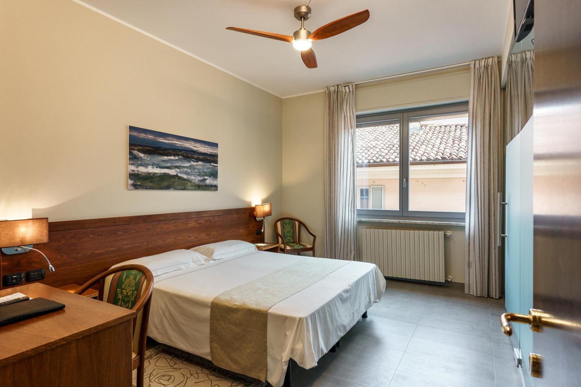 Hotel Il Grappolo D'Oro Monforte dʼAlba Esterno foto
