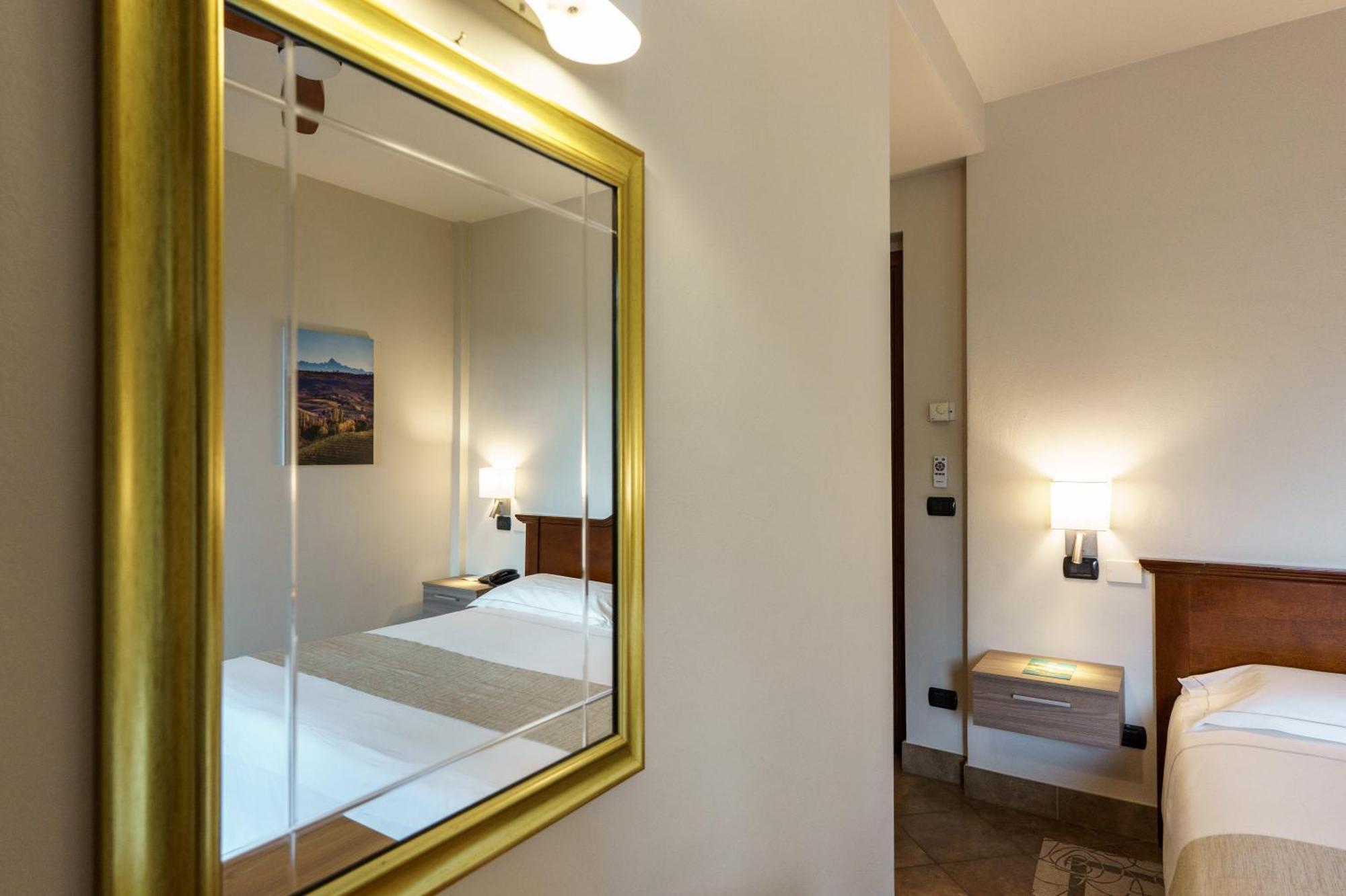 Hotel Il Grappolo D'Oro Monforte dʼAlba Esterno foto