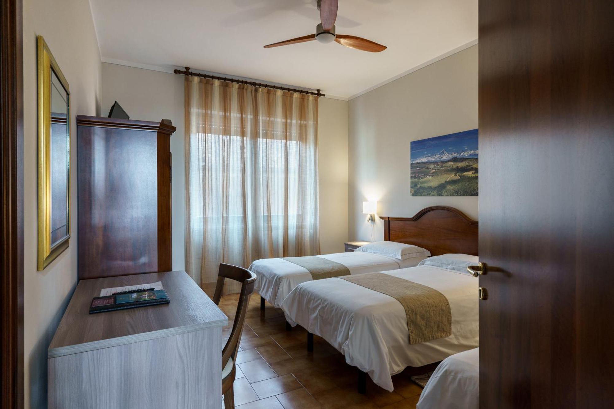 Hotel Il Grappolo D'Oro Monforte dʼAlba Esterno foto