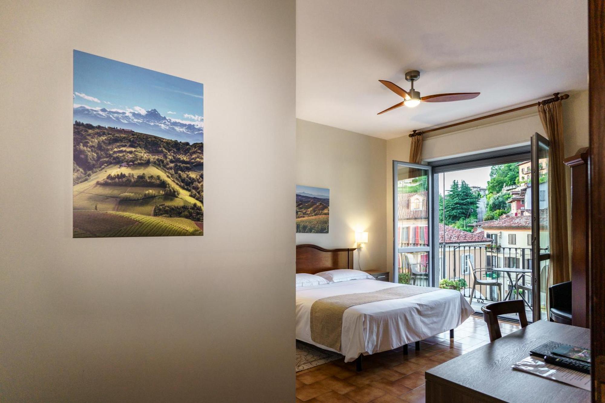 Hotel Il Grappolo D'Oro Monforte dʼAlba Esterno foto